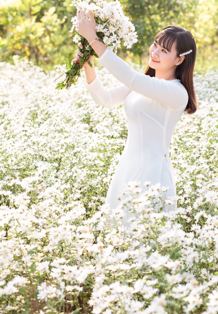 Nữ công nhân thả dáng yêu kiều trong quốc phục Việt Nam