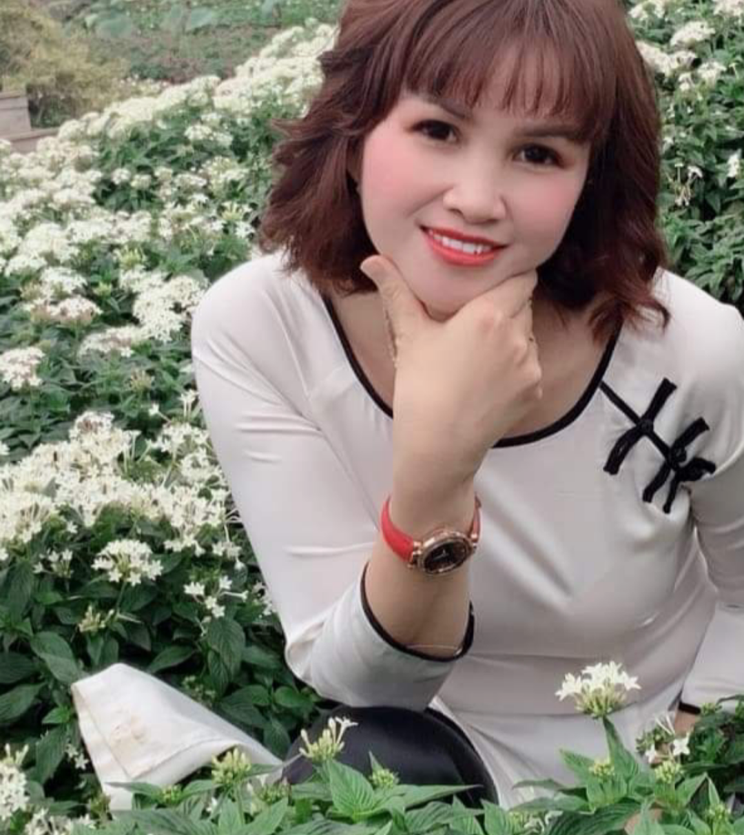 Nữ công nhân thả dáng yêu kiều trong quốc phục Việt Nam