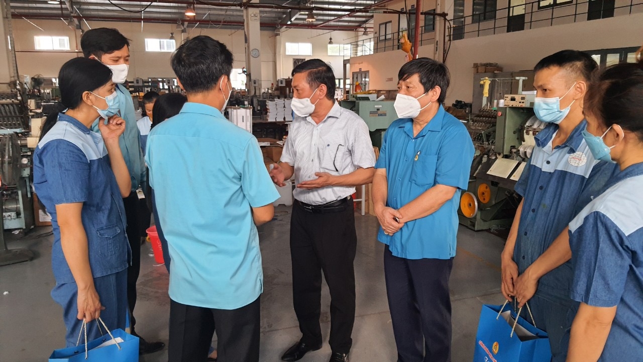 Công đoàn Viên chức Việt Nam tặng quà cho NLĐ khó khăn tại Công ty In Tiến Bộ Công đoàn Viên chức Việt Nam tặng quà cho NLĐ khó khăn tại Công ty In Tiến Bộ