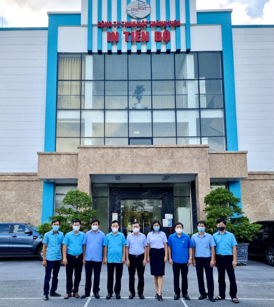 Công đoàn Viên chức Việt Nam tặng quà cho NLĐ khó khăn tại Công ty In Tiến Bộ Công đoàn Viên chức Việt Nam tặng quà cho NLĐ khó khăn tại Công ty In Tiến Bộ