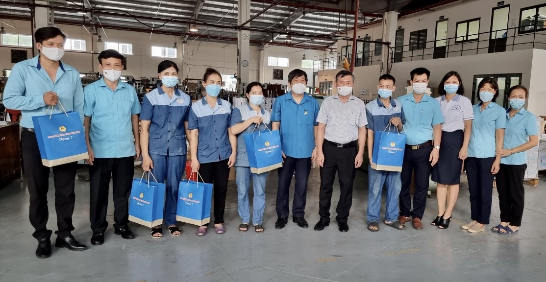 Công đoàn Viên chức Việt Nam tặng quà cho NLĐ khó khăn tại Công ty In Tiến Bộ Công đoàn Viên chức Việt Nam tặng quà cho NLĐ khó khăn tại Công ty In Tiến Bộ