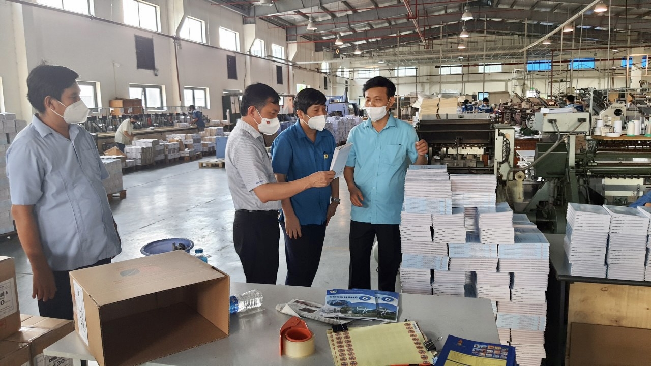 Công đoàn Viên chức Việt Nam tặng quà cho NLĐ khó khăn tại Công ty In Tiến Bộ Công đoàn Viên chức Việt Nam tặng quà cho NLĐ khó khăn tại Công ty In Tiến Bộ