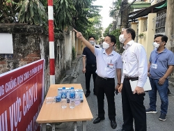 Ổ dịch mới tại vùng xanh Long Biên: Liệu Hà Nội có ngừng 