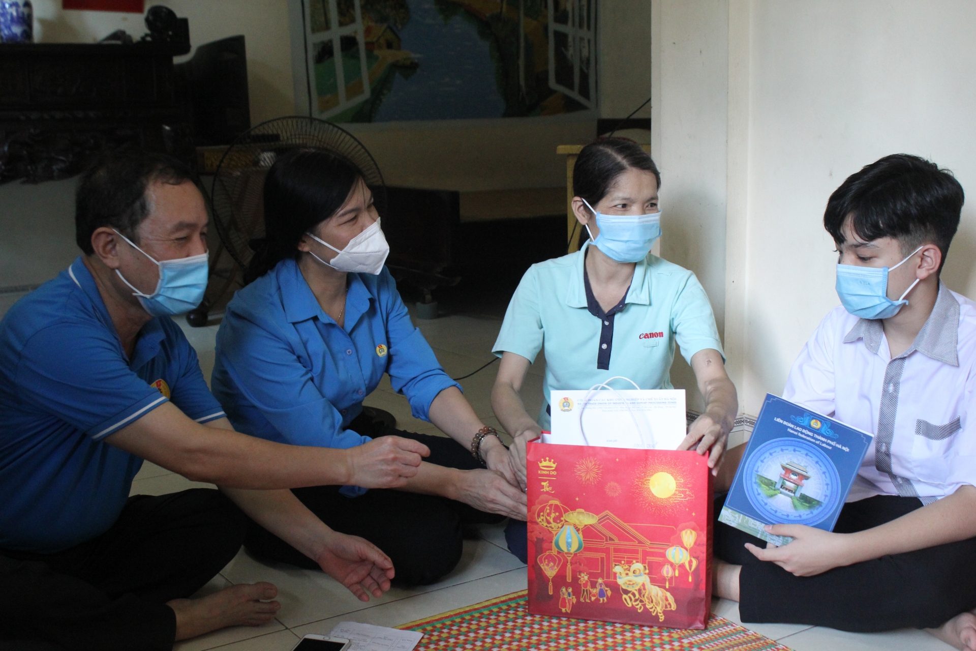 Tết Trung thu ấm áp của nữ công nhân suy thận nuôi con một mình Tết Trung thu ấm áp của nữ công nhân suy thận nuôi con một mình