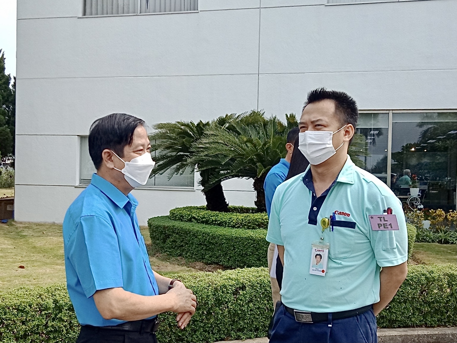 300 đoàn viên, người lao động Công ty TNHH Canon Việt Nam nhận hỗ trợ từ LĐLĐ TP Hà Nội