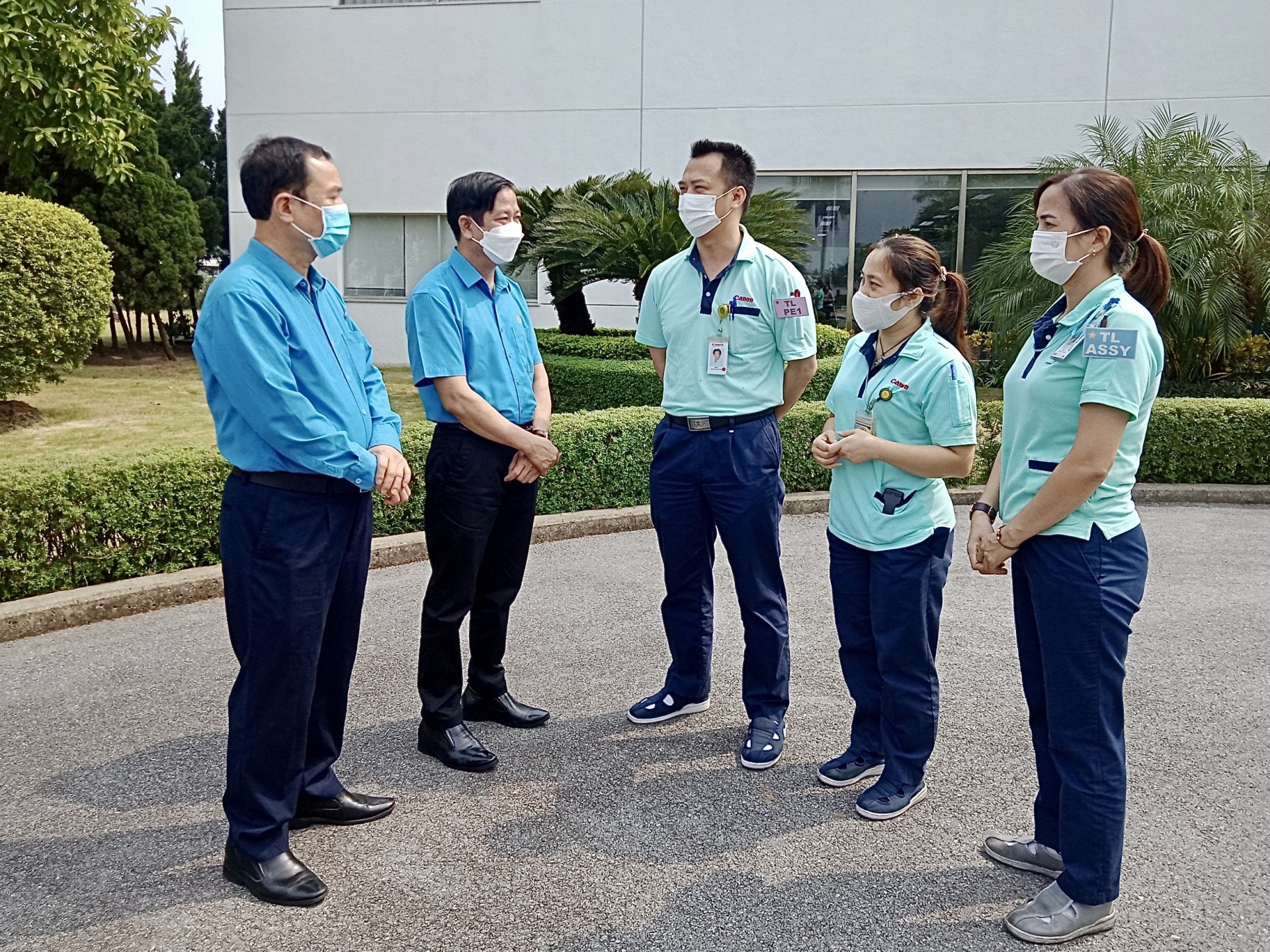 300 đoàn viên, người lao động Công ty TNHH Canon Việt Nam nhận hỗ trợ từ LĐLĐ TP Hà Nội