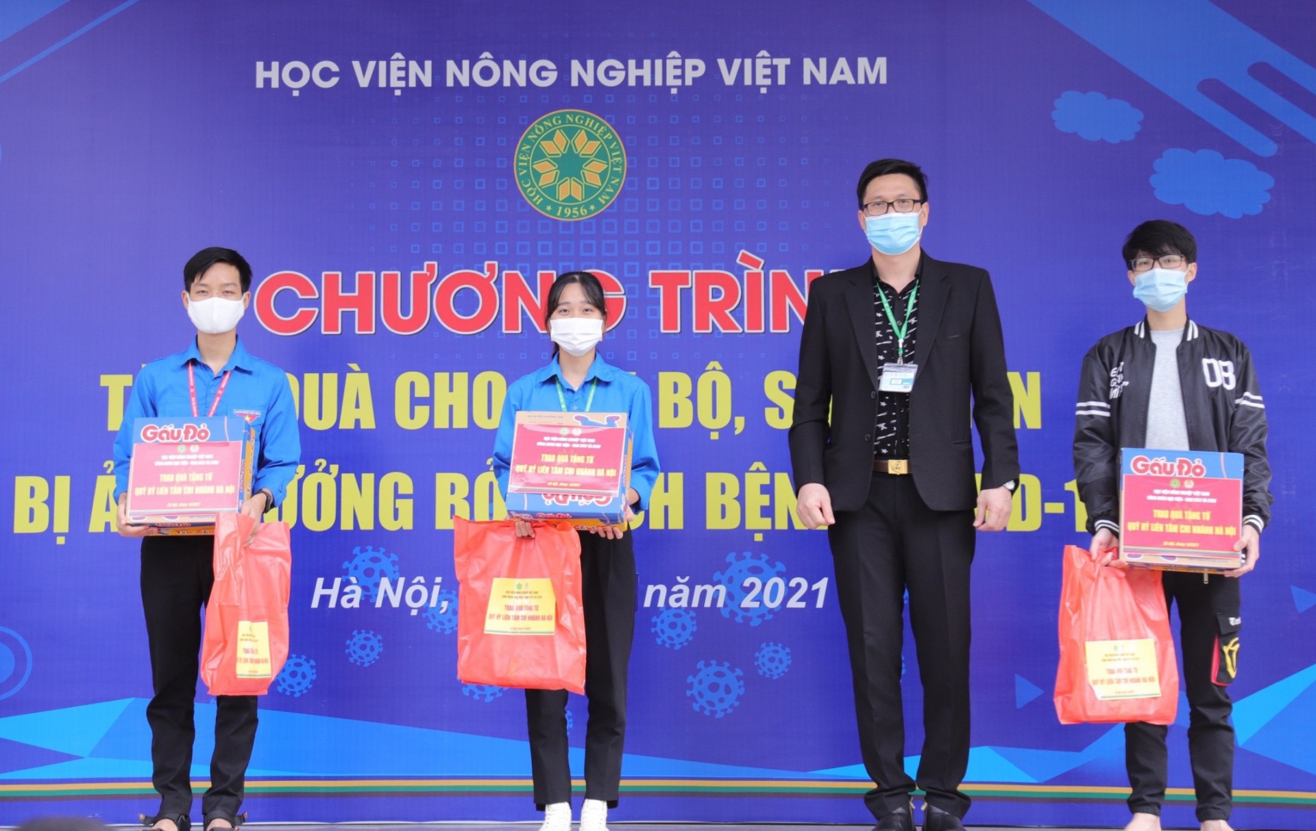 Công đoàn Học viện Nông nghiệp Việt Nam: Tặng quà cán bộ, sinh viên khó khăn