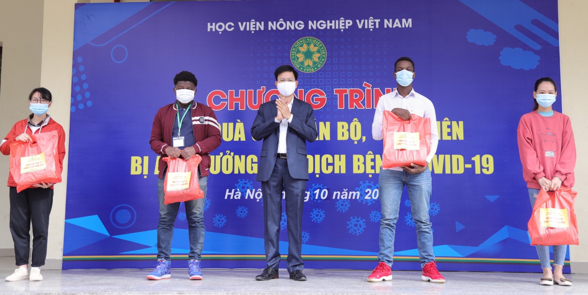 Công đoàn Học viện Nông nghiệp Việt Nam: Tặng quà cán bộ, sinh viên khó khăn