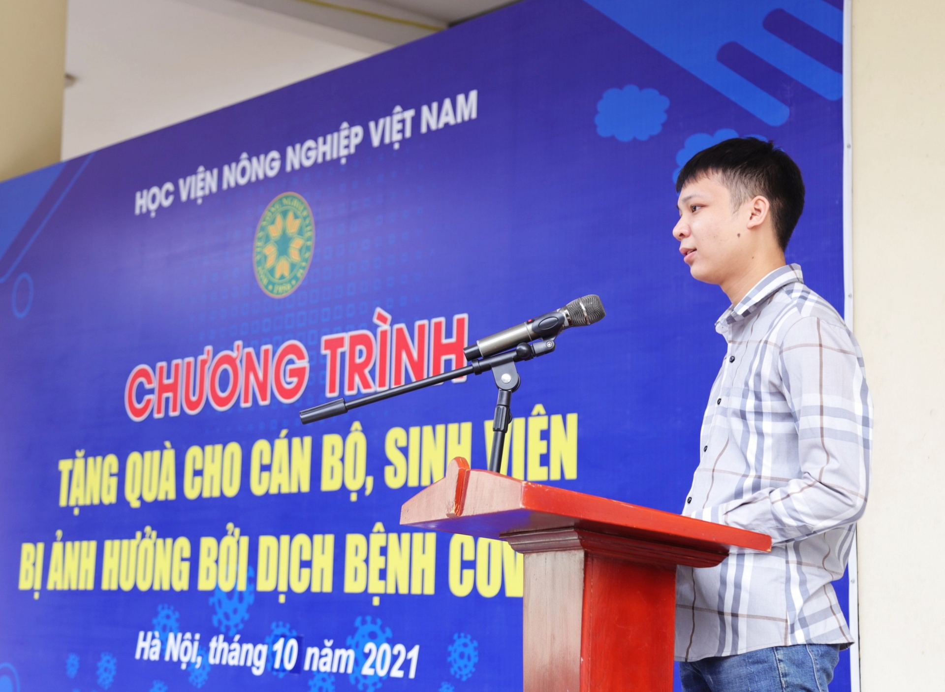 Công đoàn Học viện Nông nghiệp Việt Nam: Tặng quà cán bộ, sinh viên khó khăn