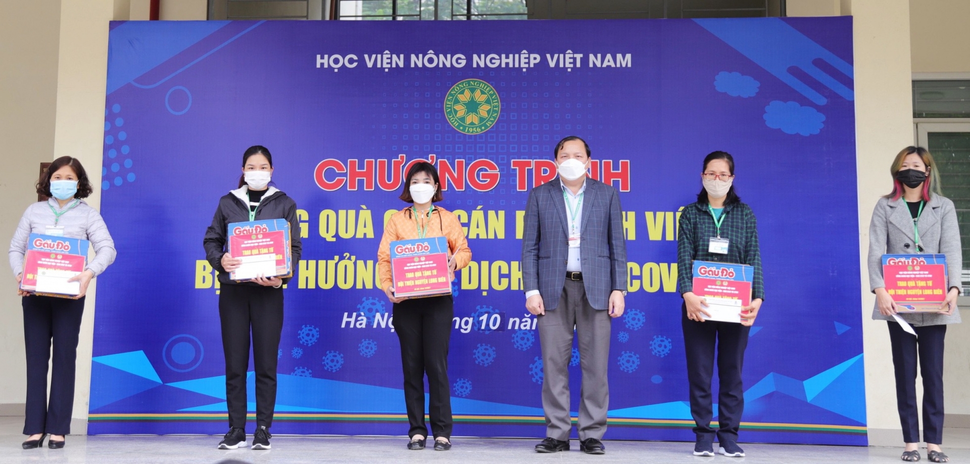 Công đoàn Học viện Nông nghiệp Việt Nam: Tặng quà cán bộ, sinh viên khó khăn