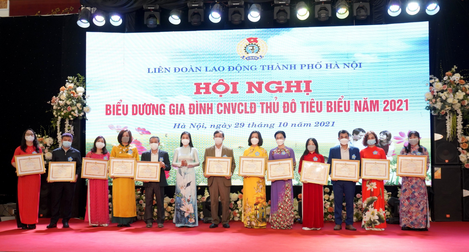 LĐLĐ Thành phố Hà Nội tổ chức Hội nghị Biểu dương 100 gia đình CNVCLĐ tiêu biểu LĐLĐ Thành phố Hà Nội tổ chức Hội nghị Biểu dương 100 gia đình CNVCLĐ tiêu biểu