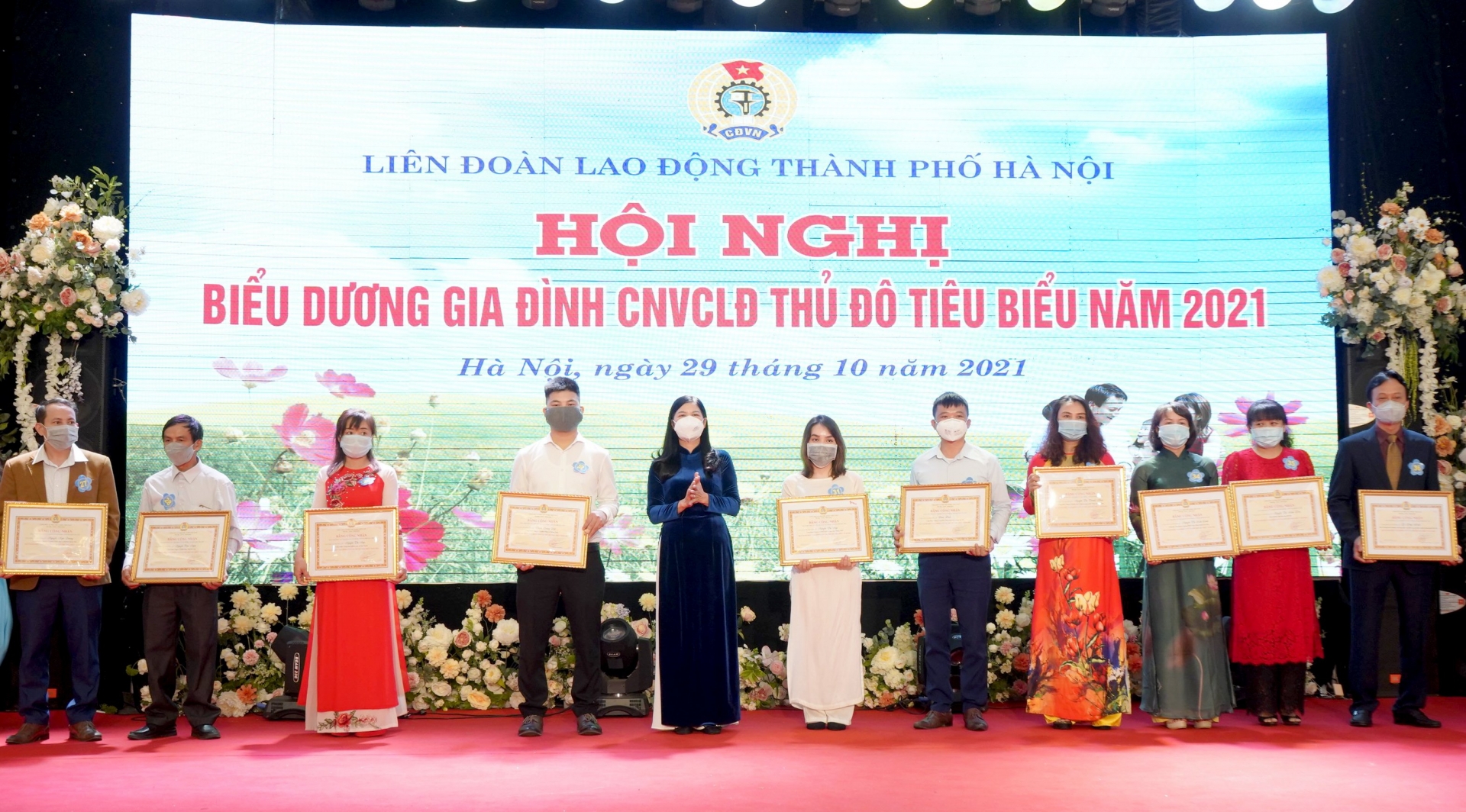 LĐLĐ Thành phố Hà Nội tổ chức Hội nghị Biểu dương 100 gia đình CNVCLĐ tiêu biểu LĐLĐ Thành phố Hà Nội tổ chức Hội nghị Biểu dương 100 gia đình CNVCLĐ tiêu biểu