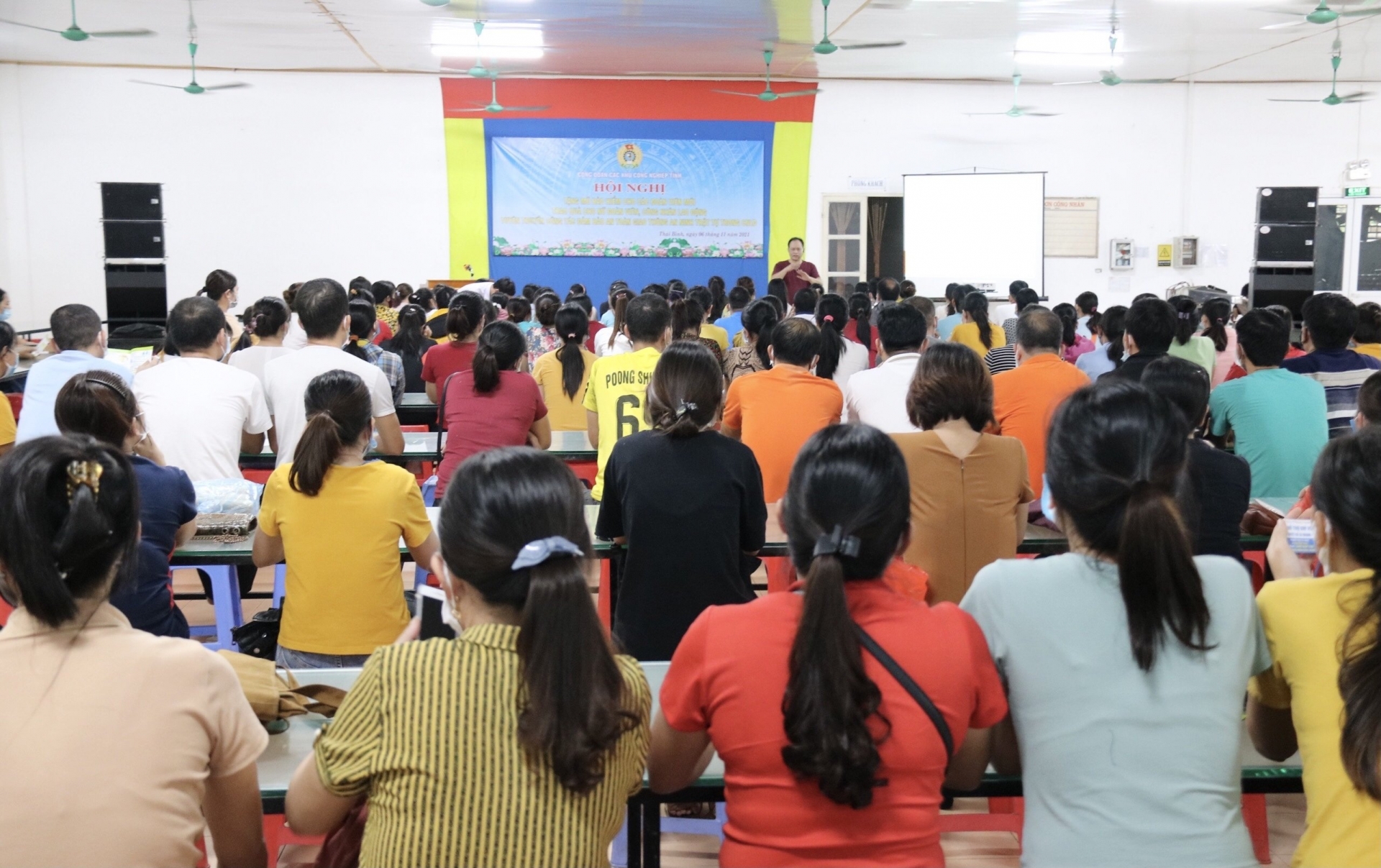 Công đoàn các KCN tỉnh Thái Bình: Tuyên truyền pháp luật cho hàng trăm đoàn viên