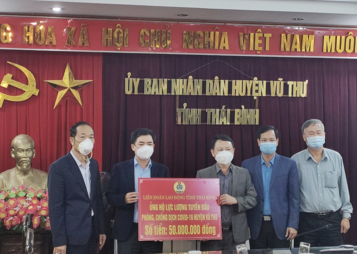 LĐLĐ tỉnh Thái Bình trao 100 triệu đồng động viên lực lượng tuyến đầu chống dịch LĐLĐ tỉnh Thái Bình trao 100 triệu đồng động viên lực lượng tuyến đầu chống dịch