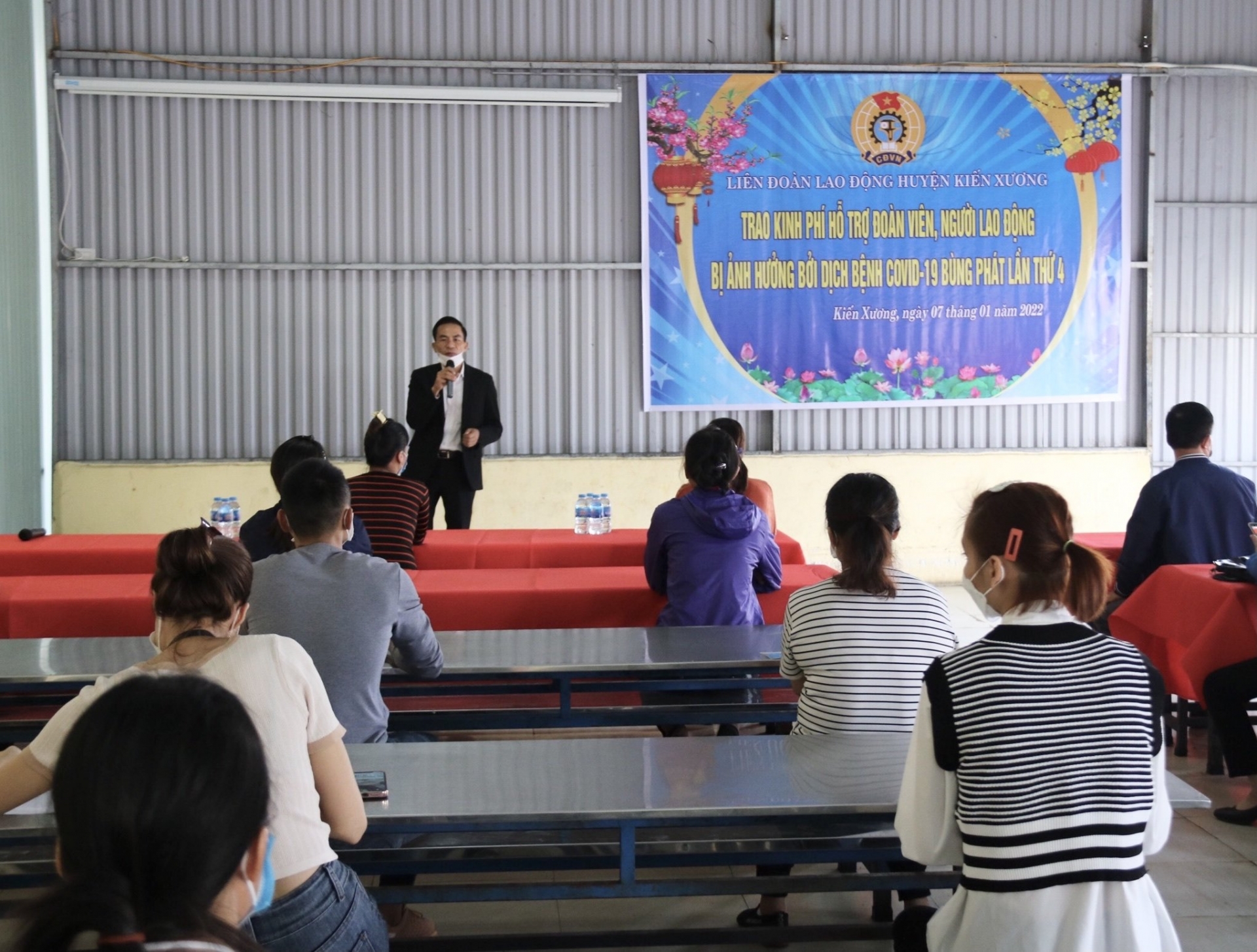 Công đoàn huyện Kiến Xương trao gần 300 triệu đồng cho đoàn viên, công nhân lao động