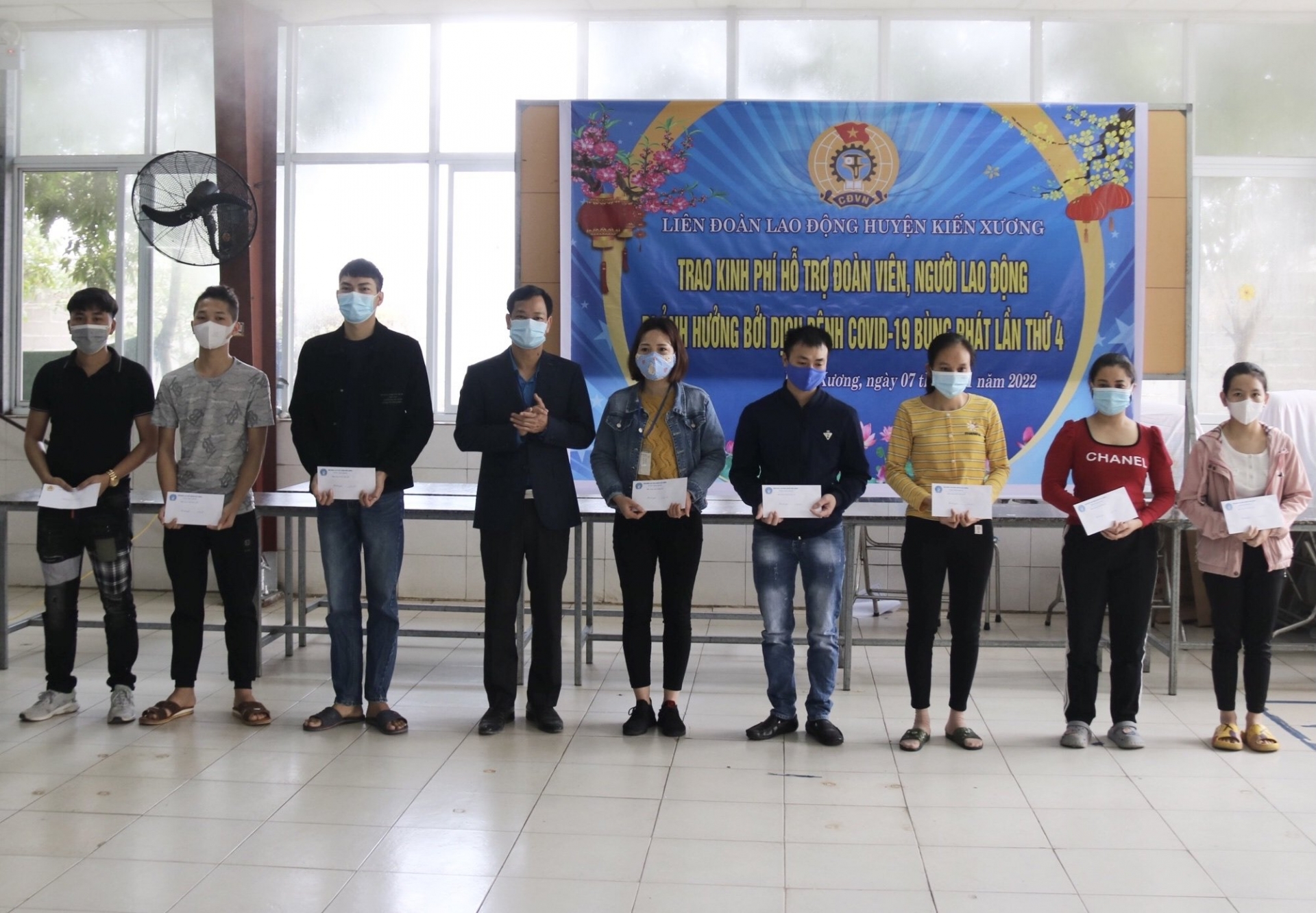 Công đoàn huyện Kiến Xương trao gần 300 triệu đồng cho đoàn viên, công nhân lao động