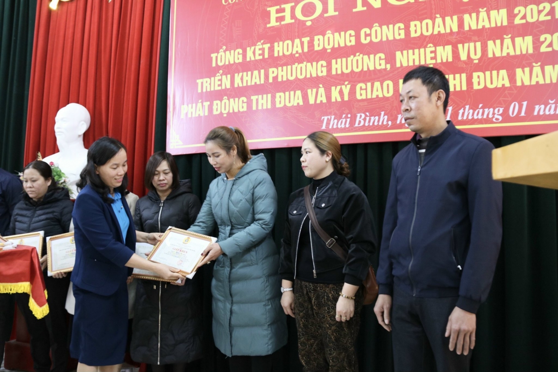 Thái Bình: Công đoàn trao tặng hàng nghìn suất quà, hỗ trợ đoàn viên, người lao động Thái Bình: Công đoàn trao tặng hàng nghìn suất quà, hỗ trợ đoàn viên, người lao động