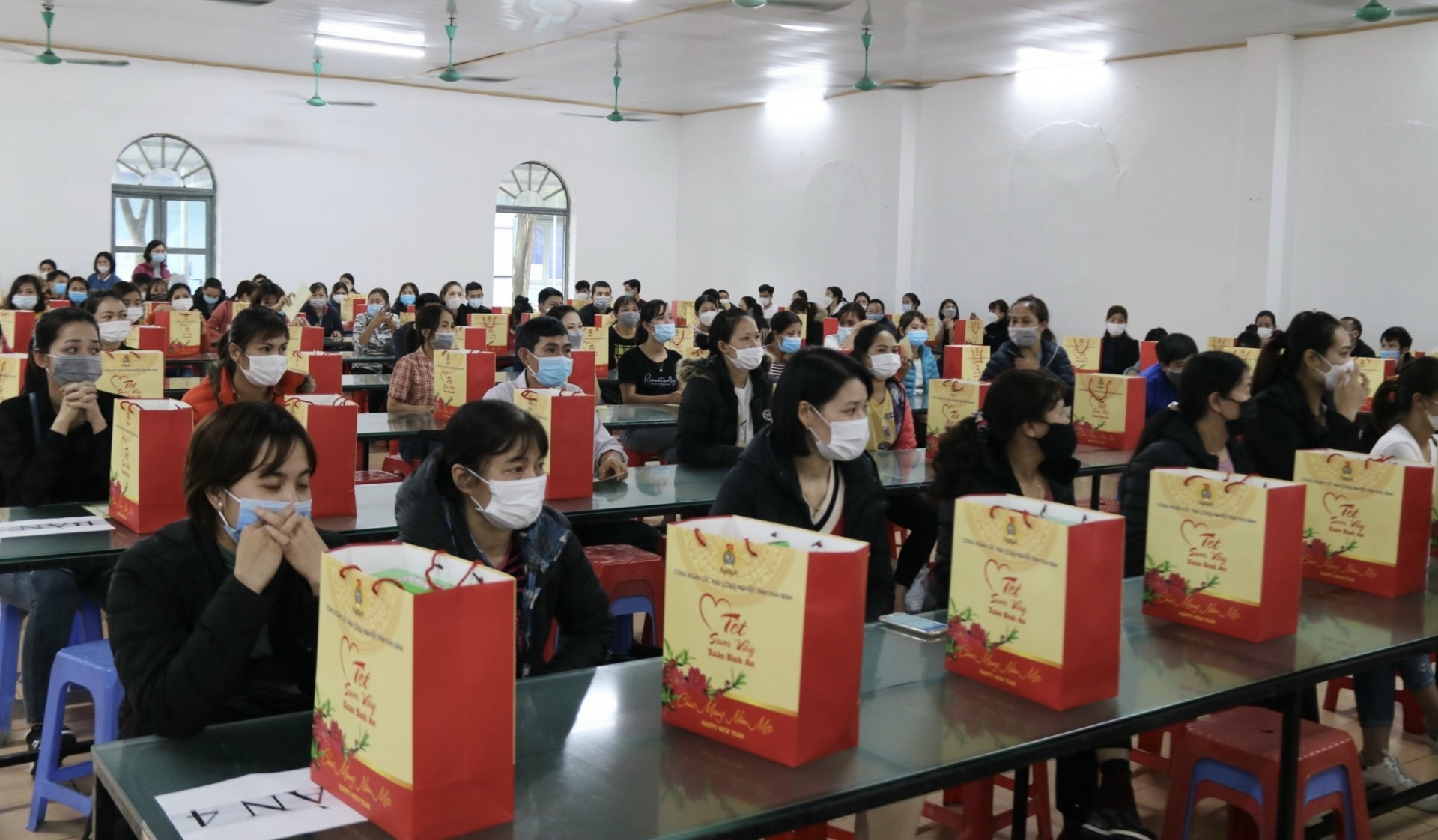 Thái Bình: Hơn 3.000 suất quà trao tặng NLĐ trong dịp “Tết sum vầy – Xuân bình an” Thái Bình: Hơn 3.000 suất quà trao tặng NLĐ trong dịp “Tết sum vầy – Xuân bình an”