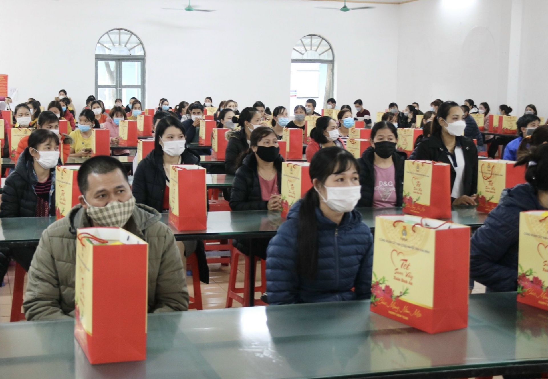 Thái Bình: Hơn 3.000 suất quà trao tặng NLĐ trong dịp “Tết sum vầy – Xuân bình an” Thái Bình: Hơn 3.000 suất quà trao tặng NLĐ trong dịp “Tết sum vầy – Xuân bình an”