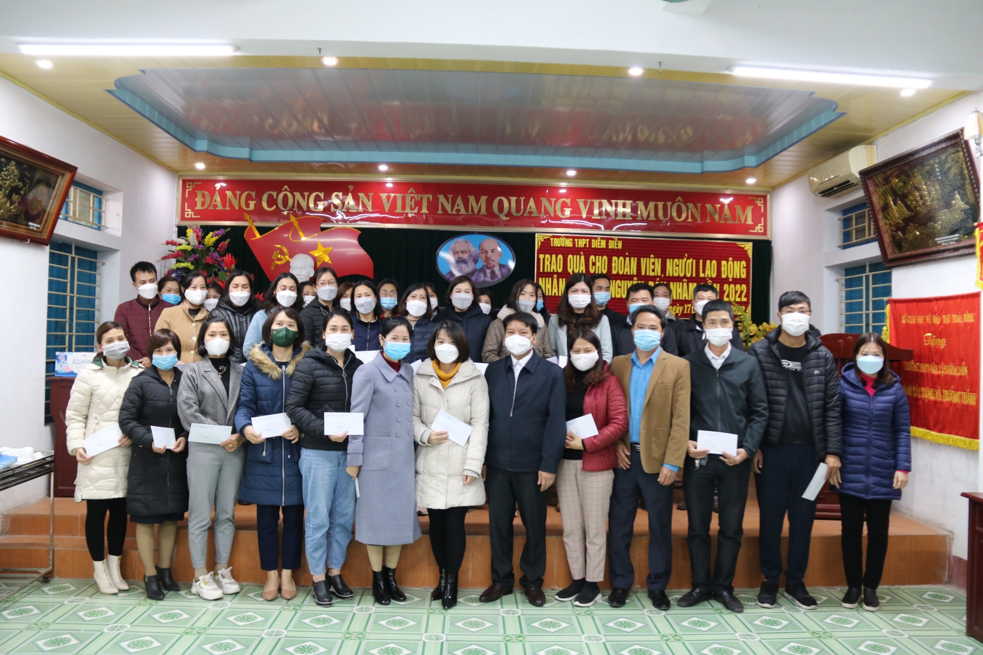 Thái Bình: Tặng quà cho đoàn viên, nhà giáo nhân dịp Tết Nhâm Dần