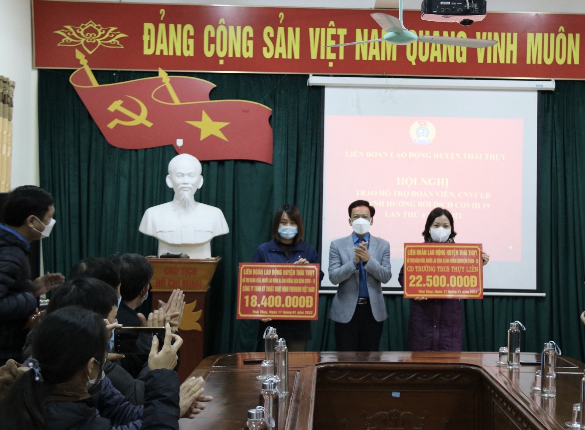 Thái Bình: Tặng quà cho đoàn viên, nhà giáo nhân dịp Tết Nhâm Dần