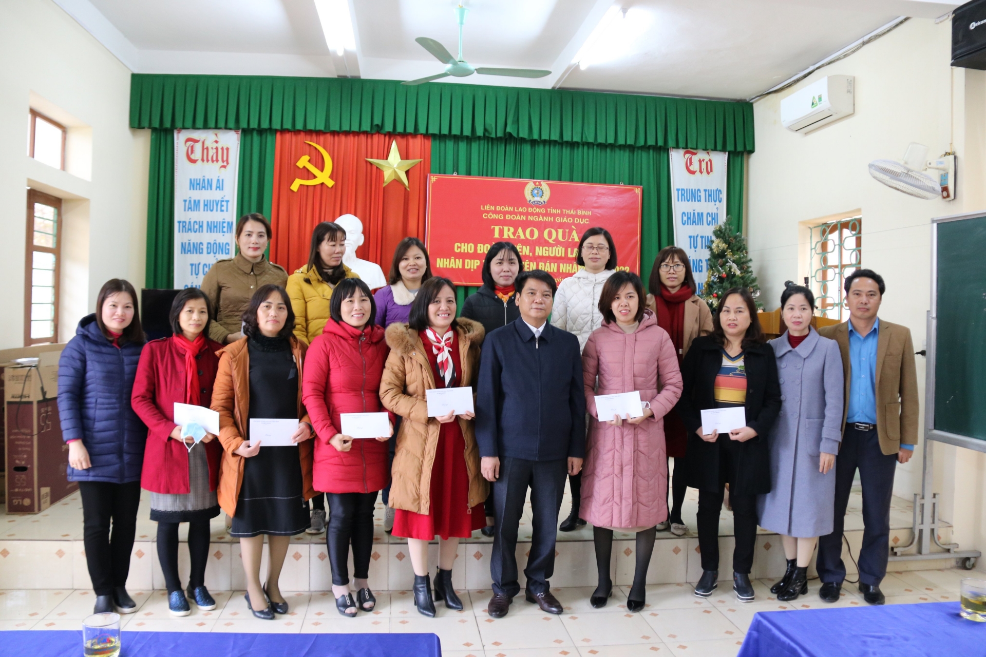 Thái Bình: Tặng quà cho đoàn viên, nhà giáo nhân dịp Tết Nhâm Dần