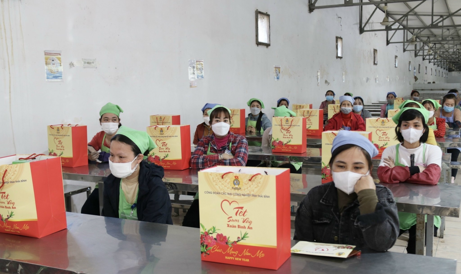 Thái Bình: Những suất quà “Tết sum vầy” được trao tận tay đoàn viên, người lao động