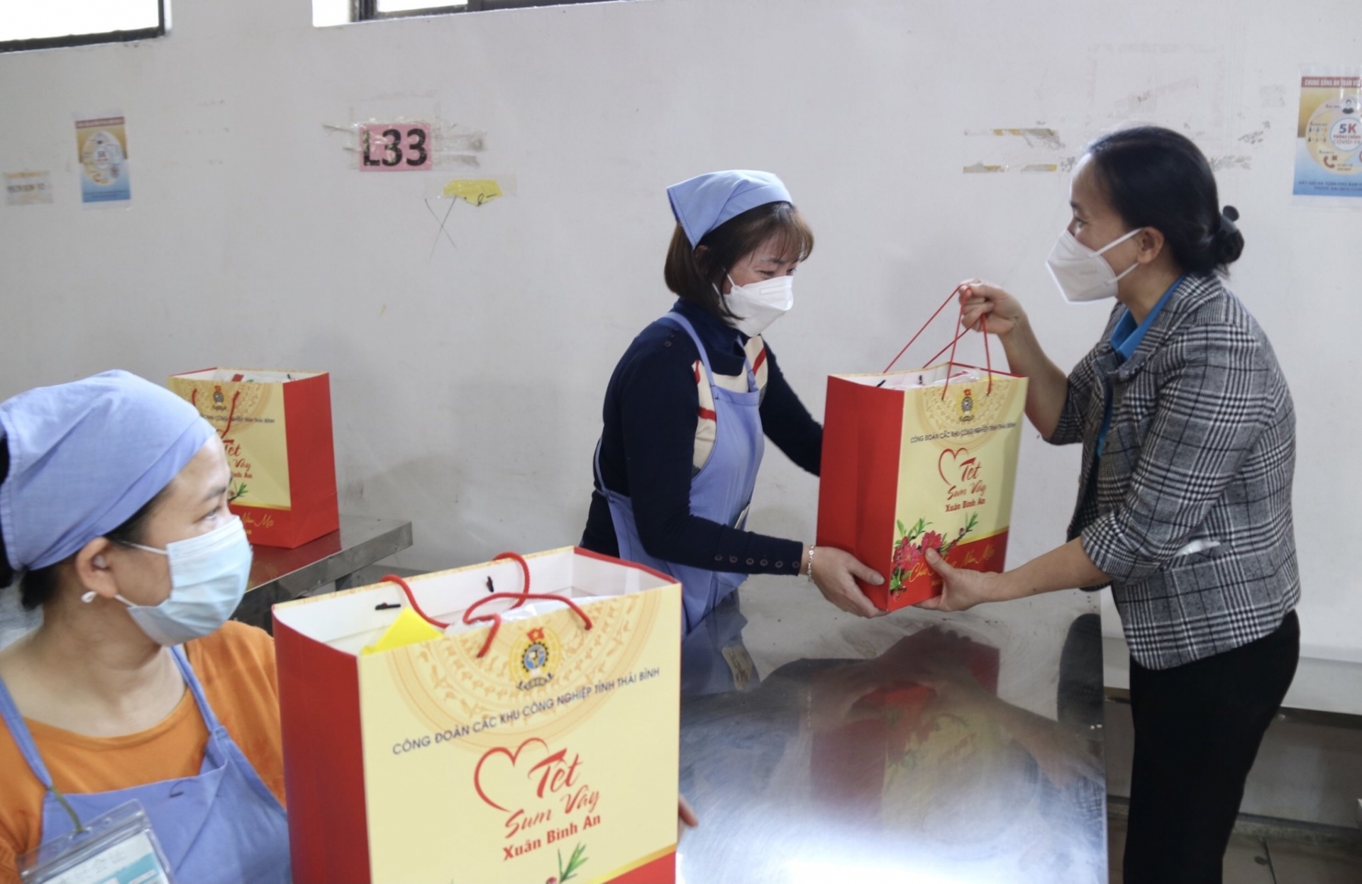 Thái Bình: Những suất quà “Tết sum vầy” được trao tận tay đoàn viên, người lao động