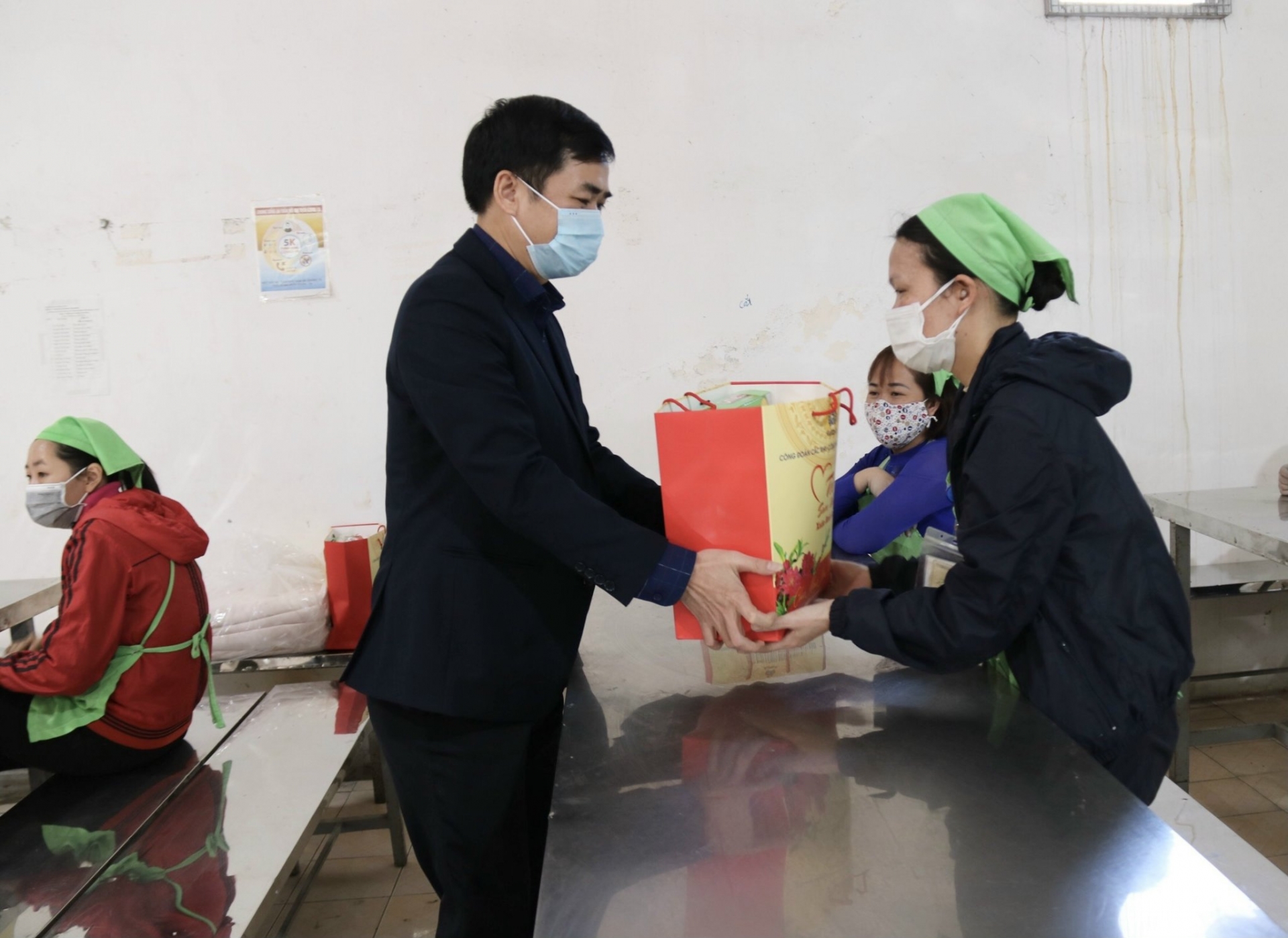 Thái Bình: Những suất quà “Tết sum vầy” được trao tận tay đoàn viên, người lao động