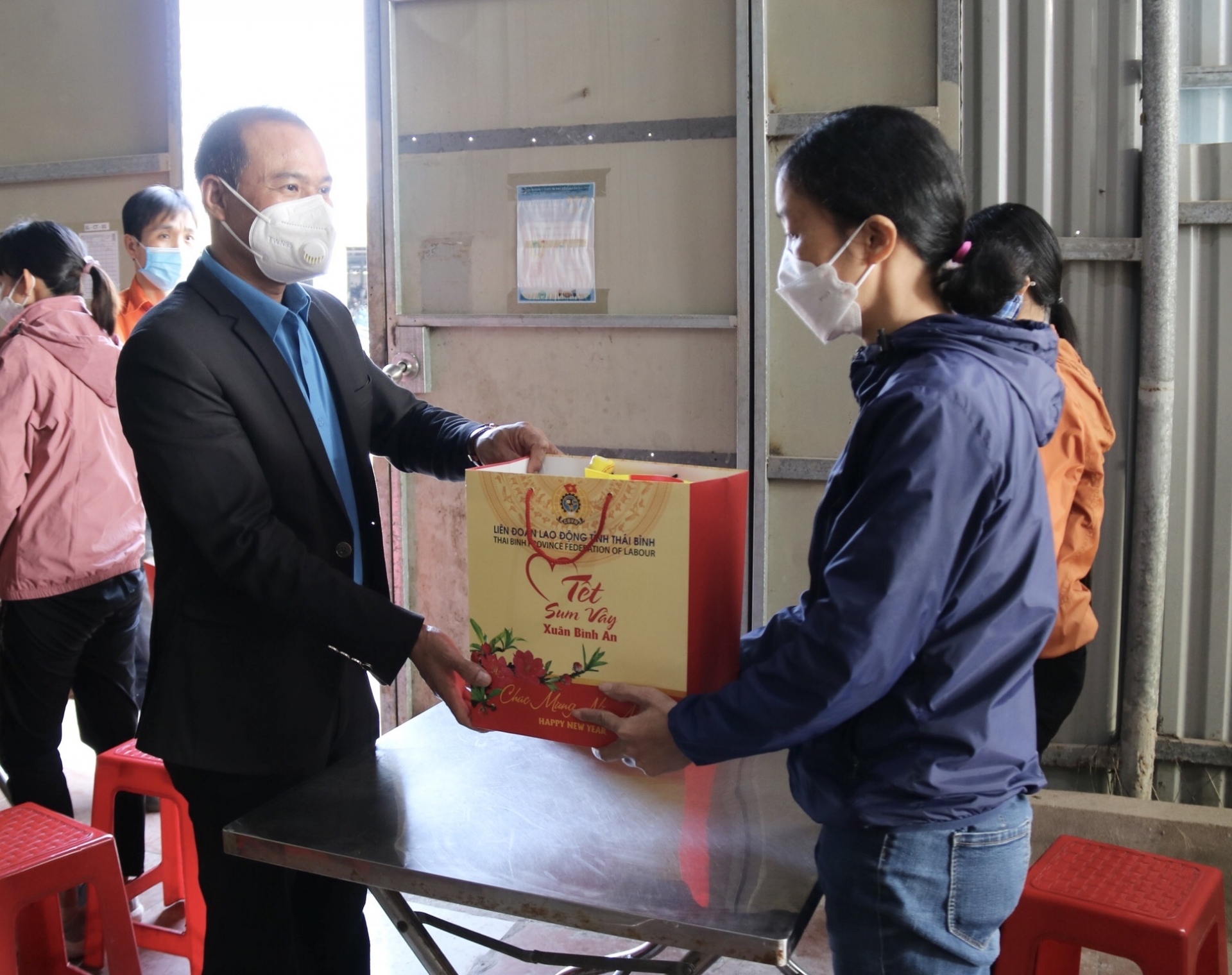 Thái Bình: 800 suất quà Tết trao cho đoàn viên, người lao động