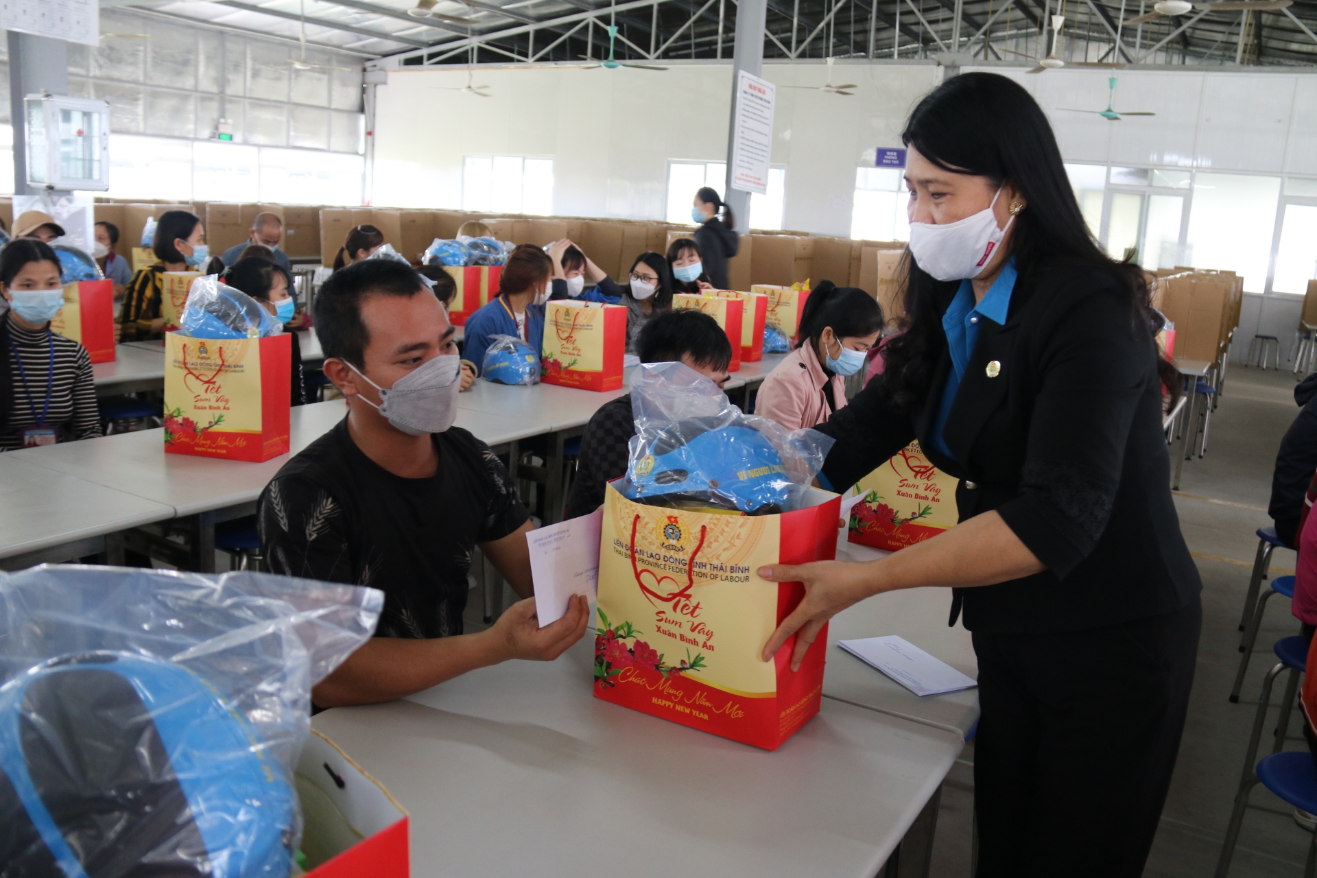 Thái Bình: Hàng nghìn suất quà Tết được trao cho đoàn viên, người lao động Thái Bình: Hàng nghìn suất quà Tết được trao cho đoàn viên, người lao động