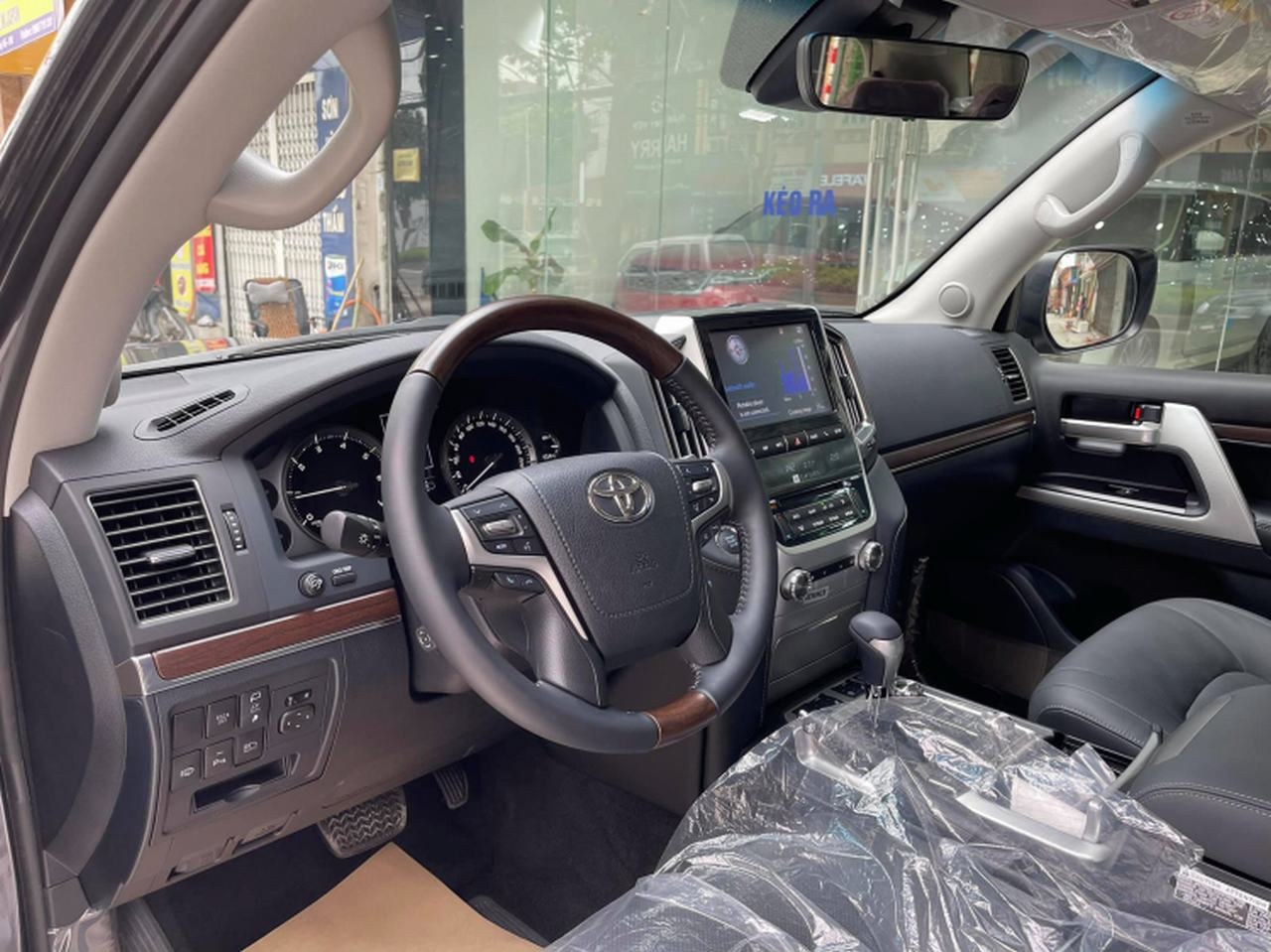 Toyota Land Cruiser VSX Executive Lounge 2021 có mặt tại Việt Nam với giá 6,6 tỷ đồng
