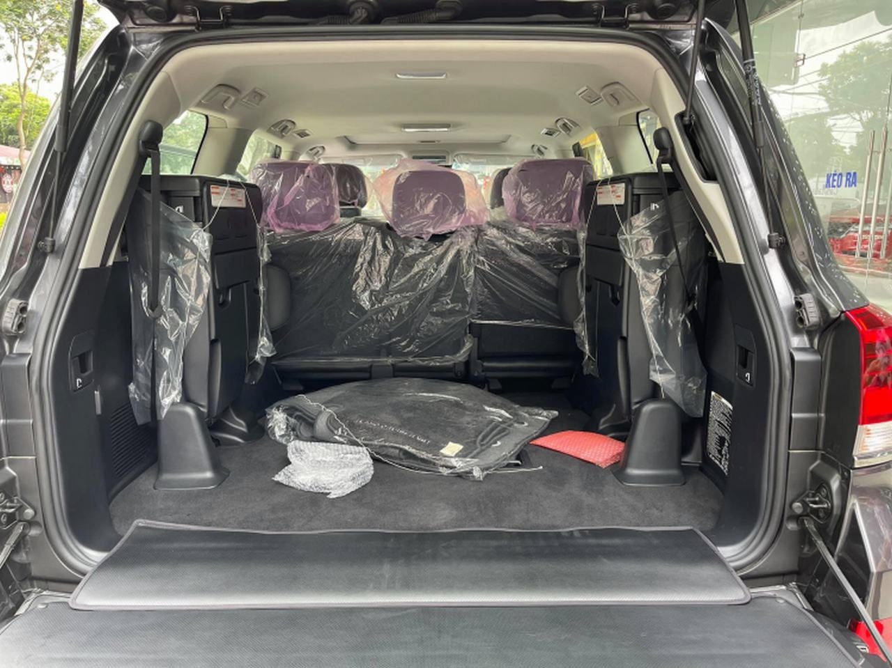 Toyota Land Cruiser VSX Executive Lounge 2021 có mặt tại Việt Nam với giá 6,6 tỷ đồng