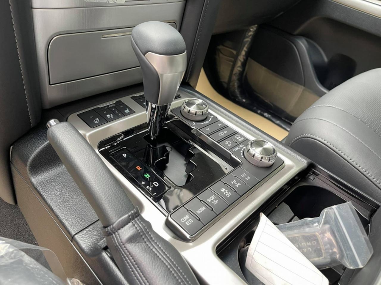 Toyota Land Cruiser VSX Executive Lounge 2021 có mặt tại Việt Nam với giá 6,6 tỷ đồng