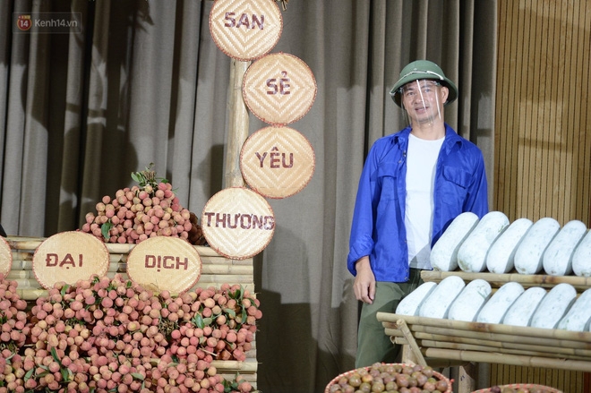 NSƯT livestream bán hàng và một mùa vải rất khác NSƯT livestream bán hàng và một mùa vải rất khác