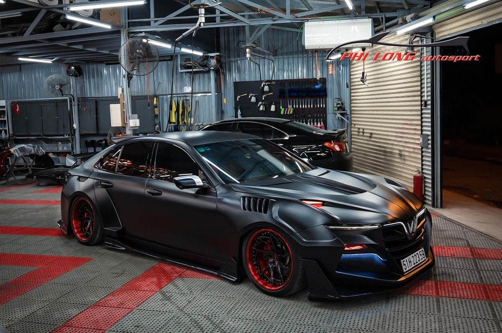 Vinfast Lux A 2.0 độ widebody lạ mắt tại Sài Gòn