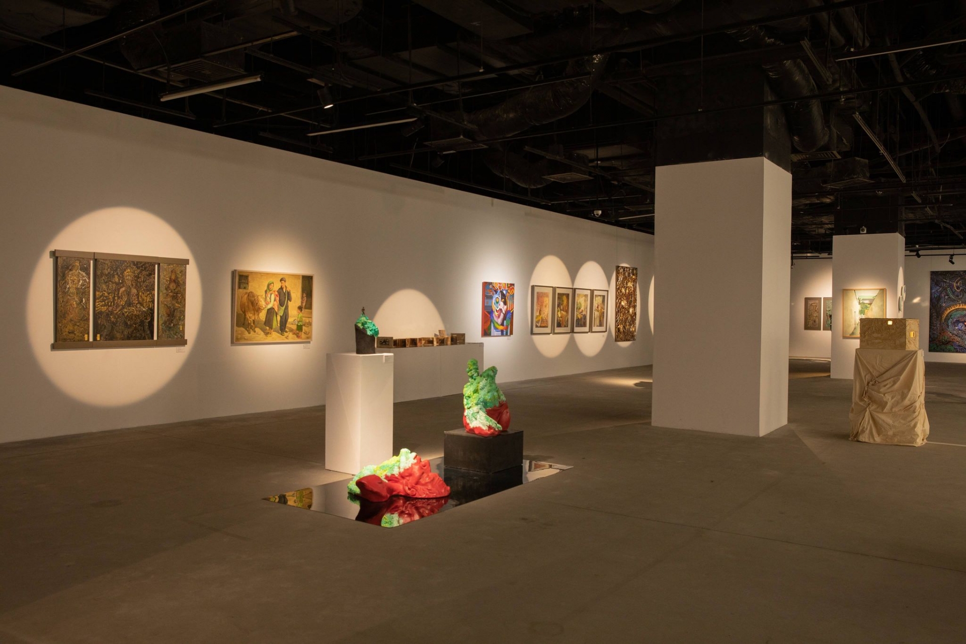 Cuộc sống đa sắc màu trong Triển lãm Cuộc sống đa sắc màu trong Triển lãm