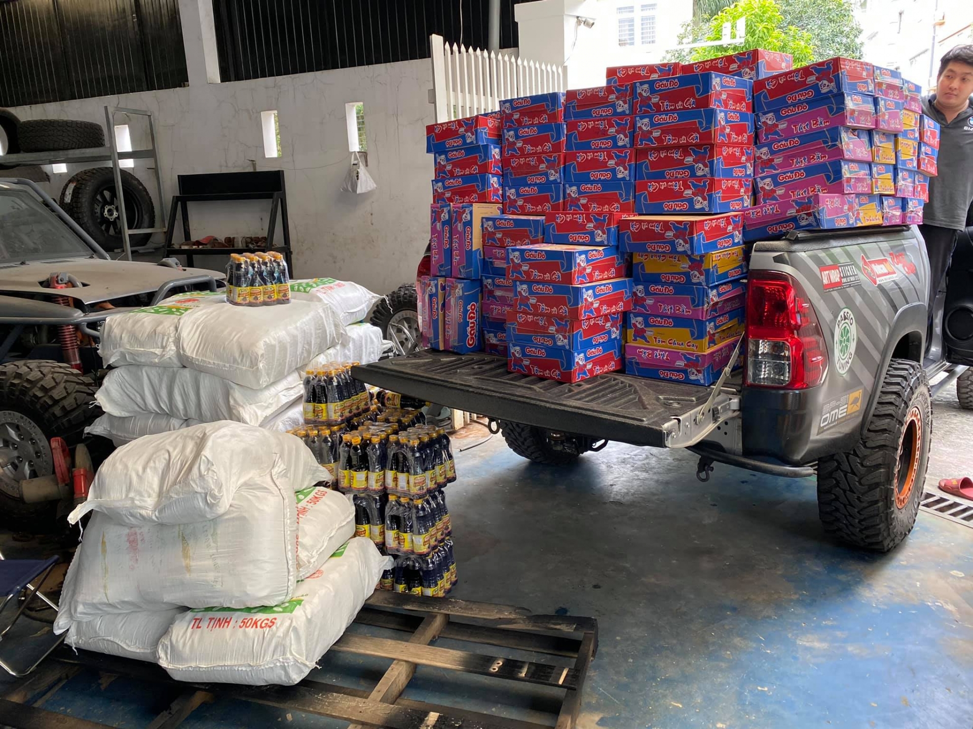 Bộ đôi Mercedes-AMG G63 vận chuyển lương thực hỗ trợ Sài Gòn mùa dịch Covid-19 Bộ đôi Mercedes-AMG G63 vận chuyển lương thực hỗ trợ Sài Gòn mùa dịch Covid-19