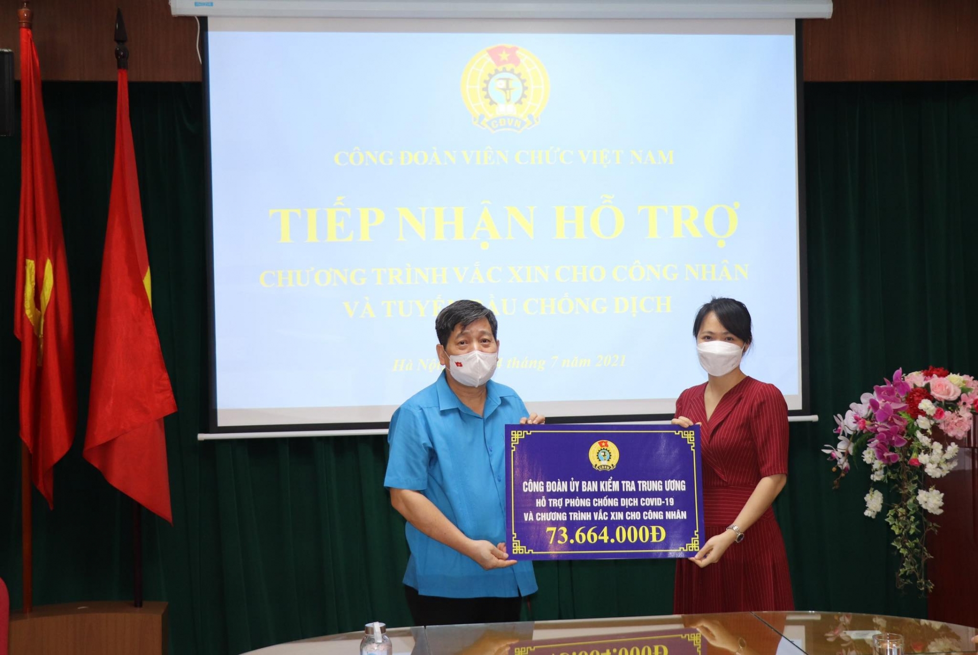 Công đoàn Viên chức VN tiếp nhận hỗ trợ Chương trình Vắc xin cho công nhân và tuyến đầu chống dịch Tiếp nhận hỗ trợ Chương trình Vắc xin cho công nhân và tuyến đầu chống dịch