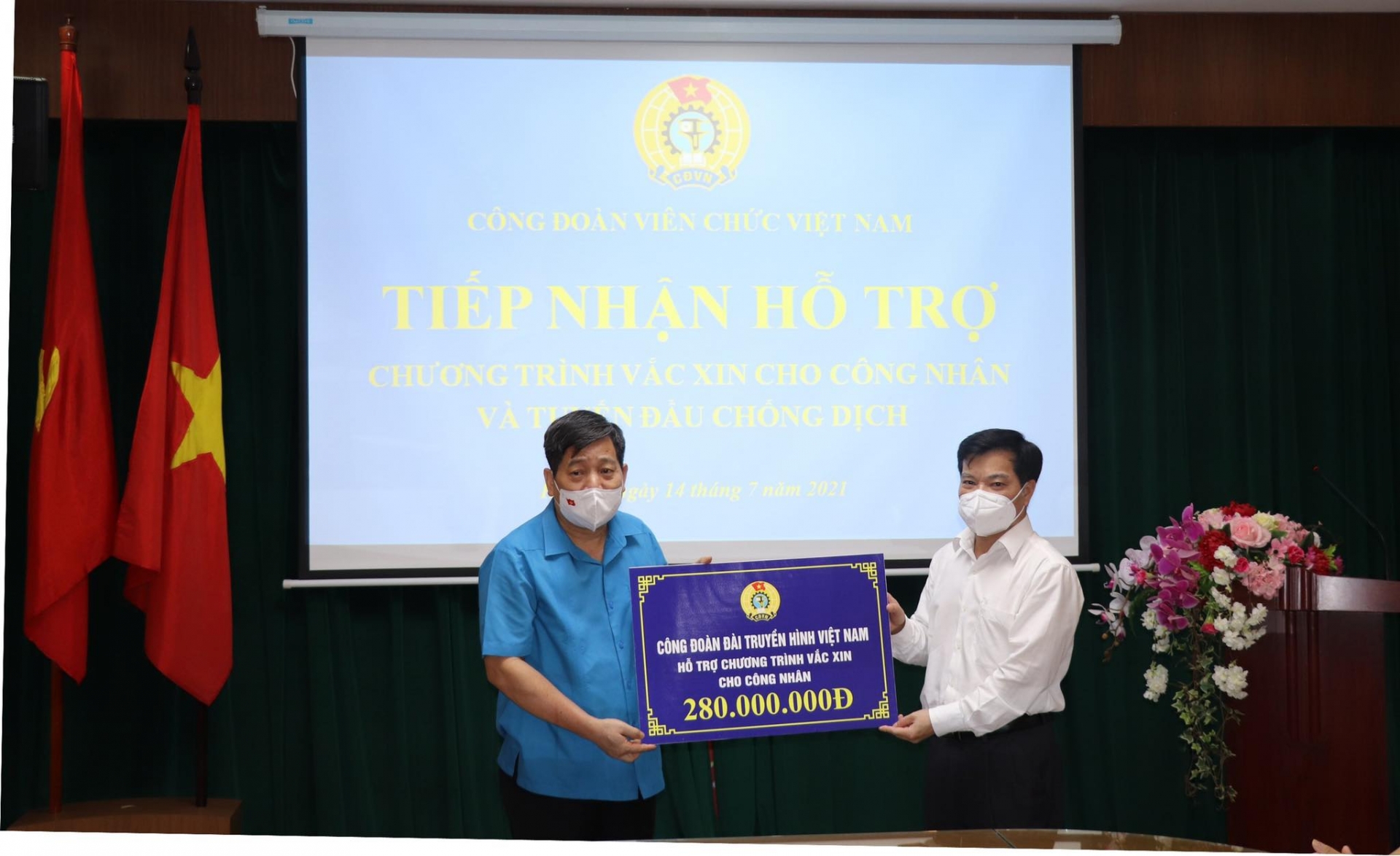 Công đoàn Viên chức VN tiếp nhận hỗ trợ Chương trình Vắc xin cho công nhân và tuyến đầu chống dịch Tiếp nhận hỗ trợ Chương trình Vắc xin cho công nhân và tuyến đầu chống dịch