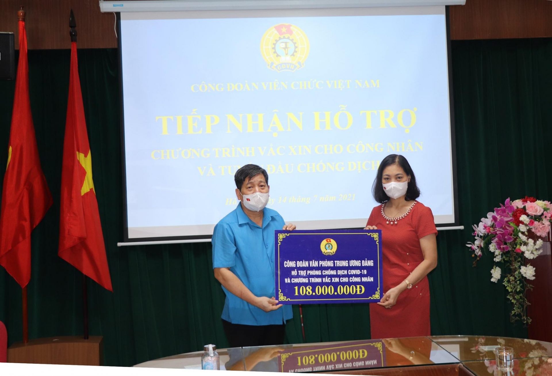 Công đoàn Viên chức VN tiếp nhận hỗ trợ Chương trình Vắc xin cho công nhân và tuyến đầu chống dịch Tiếp nhận hỗ trợ Chương trình Vắc xin cho công nhân và tuyến đầu chống dịch