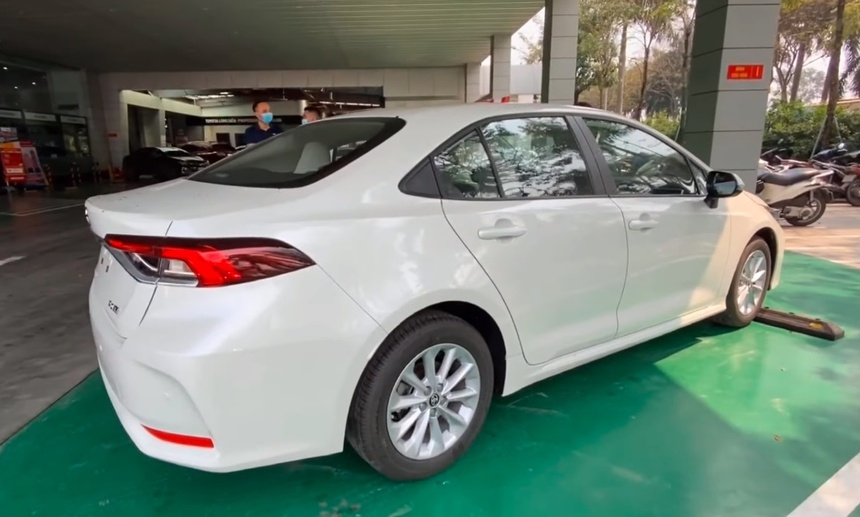 Cận cảnh Toyota Corolla Altis 2021 đầu tiên xuất hiện tại Việt Nam