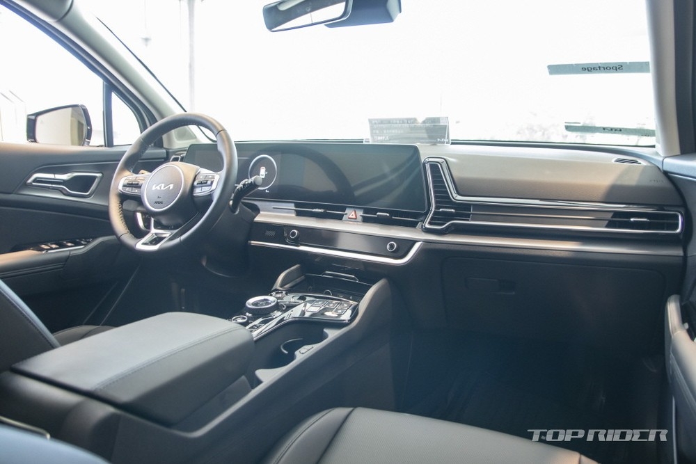 Ảnh thực tế Kia Sportage 2022 tại đại lý đẹp không tì vết, Honda CR-V coi chừng