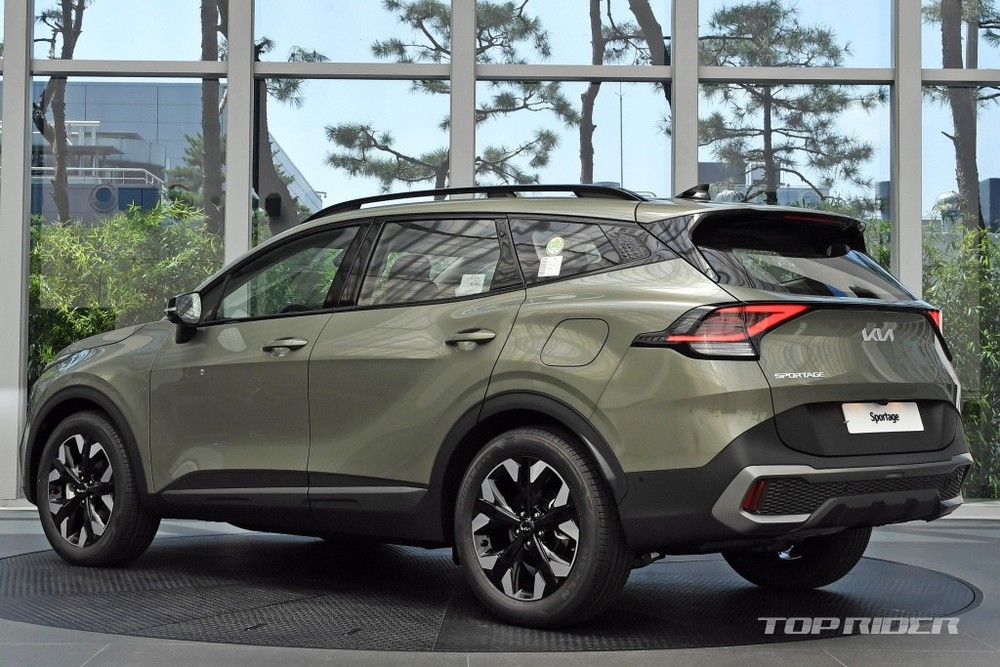 Ảnh thực tế Kia Sportage 2022 tại đại lý đẹp không tì vết, Honda CR-V coi chừng