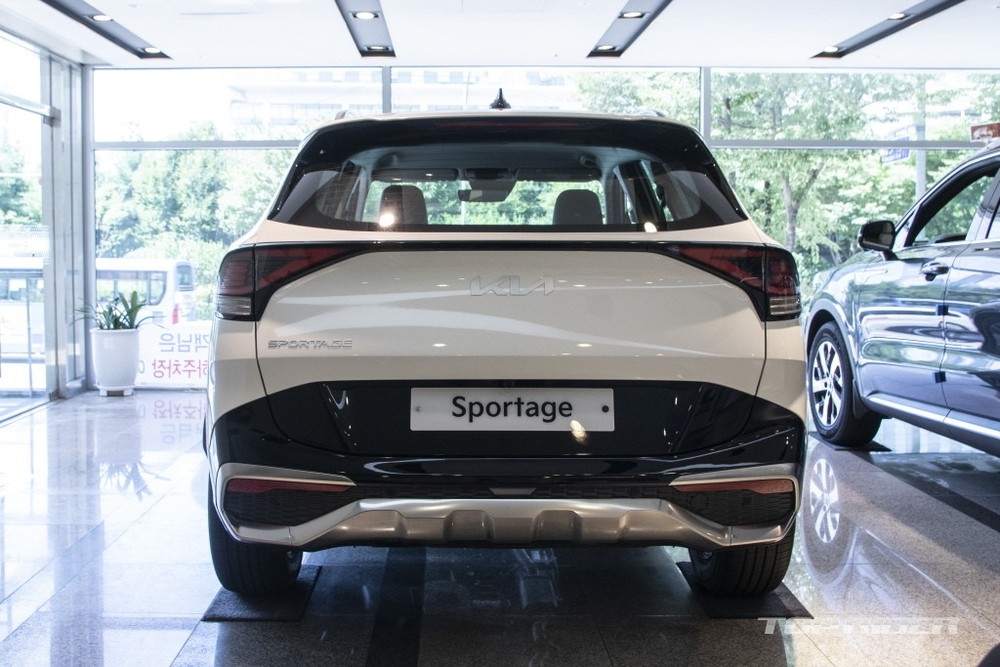 Ảnh thực tế Kia Sportage 2022 tại đại lý đẹp không tì vết, Honda CR-V coi chừng