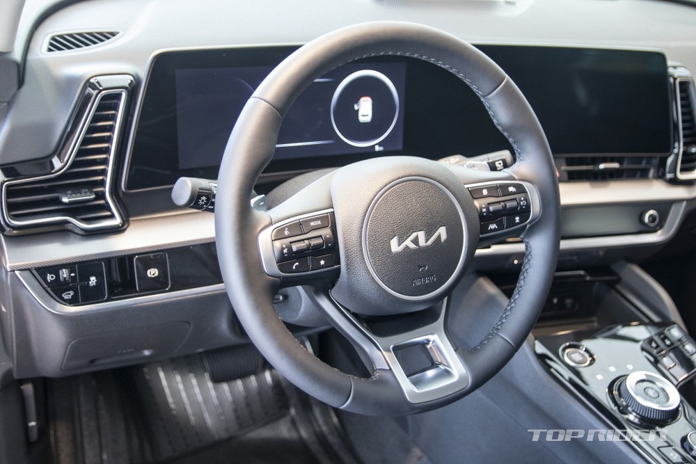 Ảnh thực tế Kia Sportage 2022 tại đại lý đẹp không tì vết, Honda CR-V coi chừng