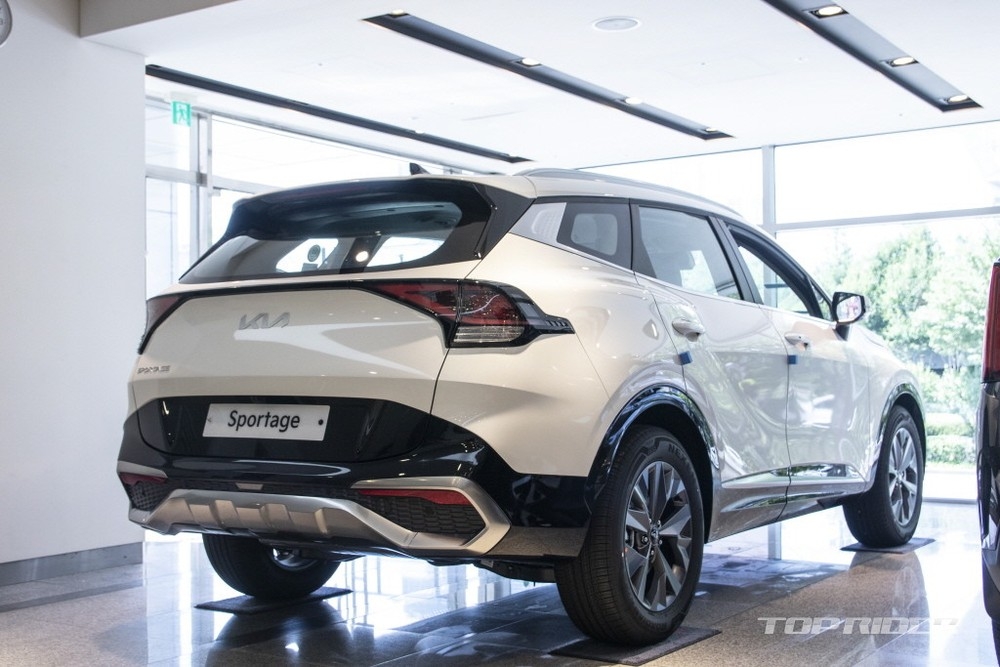 Ảnh thực tế Kia Sportage 2022 tại đại lý đẹp không tì vết, Honda CR-V coi chừng