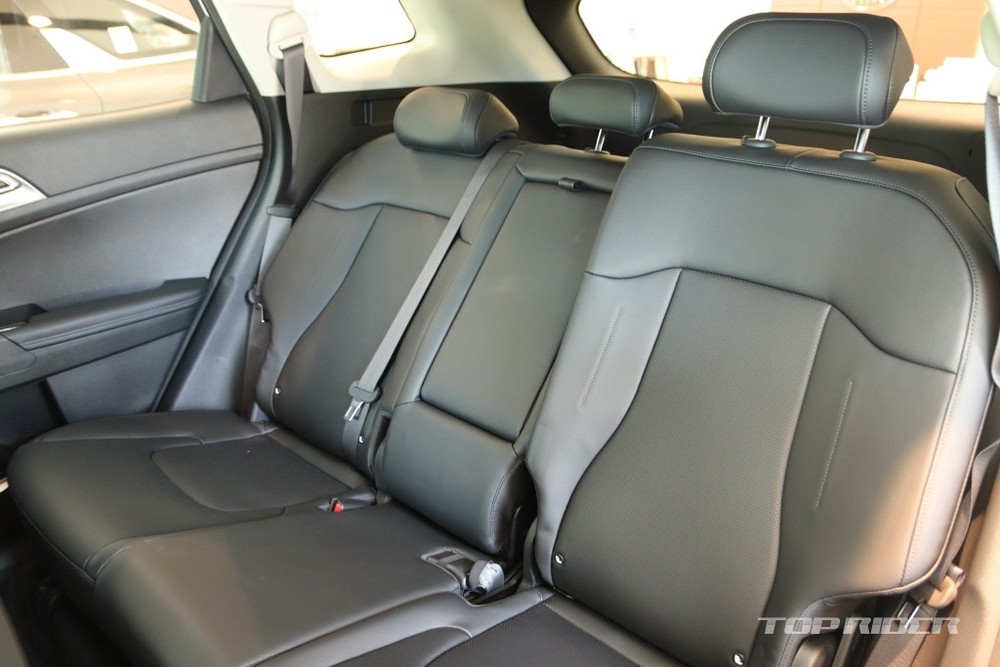 Ảnh thực tế Kia Sportage 2022 tại đại lý đẹp không tì vết, Honda CR-V coi chừng