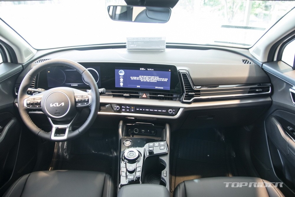 Ảnh thực tế Kia Sportage 2022 tại đại lý đẹp không tì vết, Honda CR-V coi chừng