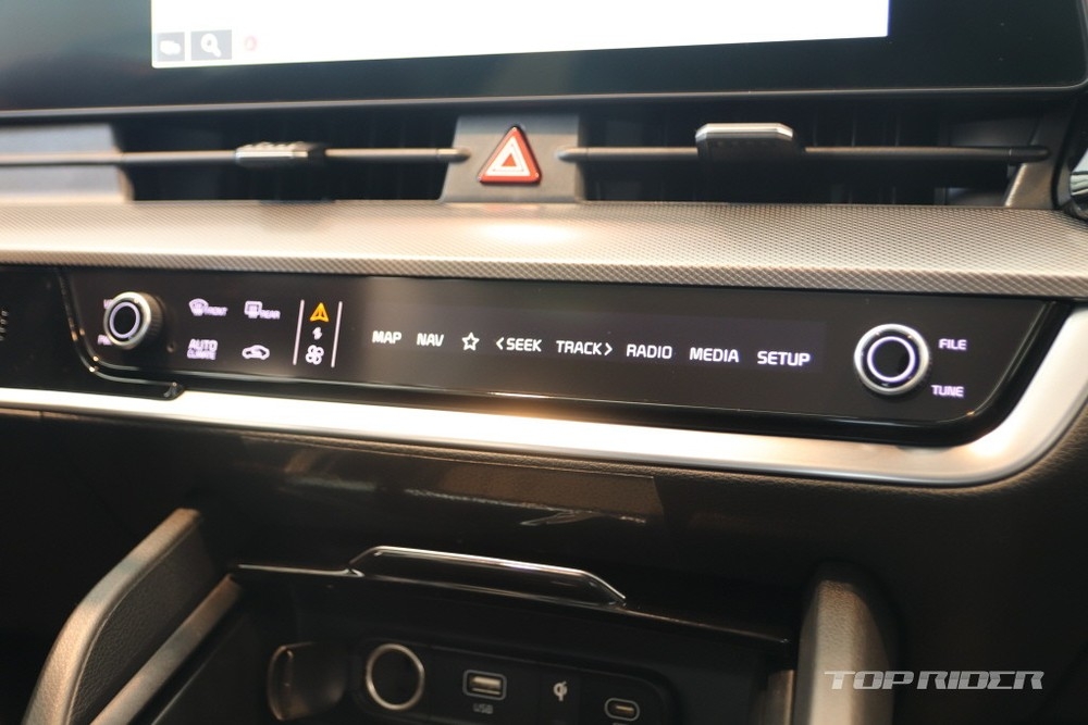 Ảnh thực tế Kia Sportage 2022 tại đại lý đẹp không tì vết, Honda CR-V coi chừng